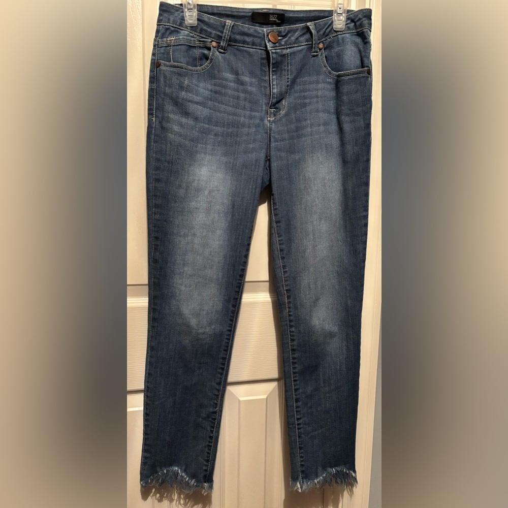 💙Fringe hem ankle/crop jeans 1822 Denim size 6
